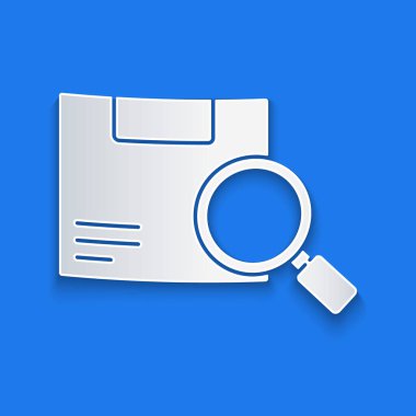 Kağıt kesiği Arama paketi simgesi mavi arkaplanda izole edildi. Paket takibi. Büyüteç ve karton kutu. Lojistik ve teslimat. Kağıt sanatı tarzı. Vektör İllüstrasyonu.