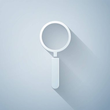 Kağıt kesiği büyüteç simgesi gri arkaplanda izole edilmiş. Arama, odaklanma, yakınlaştırma, iş sembolü. Kağıt sanatı tarzı. Vektör İllüstrasyonu.