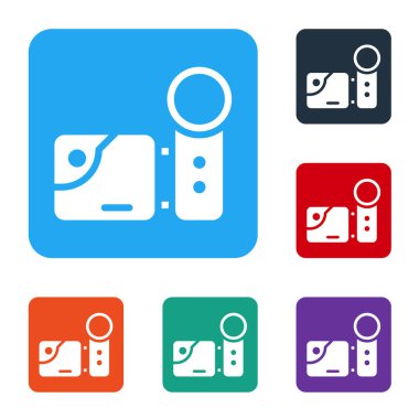 Beyaz sinema kamera ikonu beyaz arkaplanda izole edildi. Video kamera. Film tabelası. Film projektörü. Renkli kare düğmelerle simgeleri ayarla. Vektör İllüstrasyonu.