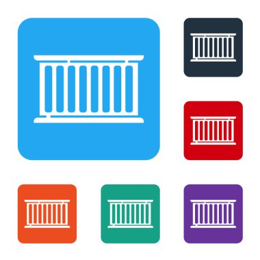 Beyaz konteyner simgesi beyaz arkaplanda izole edildi. Crane içinde kargo olan bir konteynırı kaldırıyor. Renkli kare düğmelerle simgeleri ayarla. Vektör İllüstrasyonu.