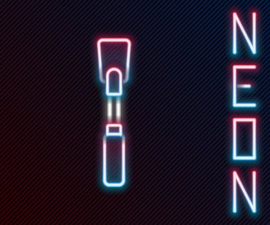 Parlak neon çizgili deri kamçı simgesi siyah arkaplanda izole edilmiş. Fetiş aksesuarı. Yetişkinler için seks oyuncağı. Renkli taslak konsepti. Vektör İllüstrasyonu.