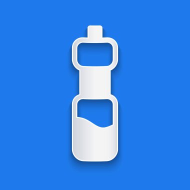 Kağıt kesiği, mavi arka planda izole edilmiş bir şişe su ikonu. Soda su içme tabelası. Kağıt sanatı tarzı. Vektör İllüstrasyonu.