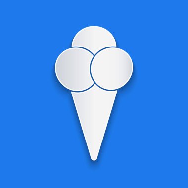 Kağıt kesiği dondurma külahında mavi arka planda izole edilmiş. Güzel sembol. Kağıt sanatı tarzı. Vektör İllüstrasyonu.