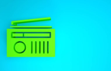 Mavi arkaplanda anten simgesi olan yeşil radyo. Minimalizm kavramı. 3d illüstrasyon 3B canlandırma