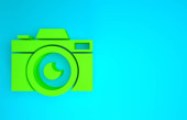 Ikona zelené foto kamery izolované na modrém pozadí. Ikona fotoaparátu. Minimalismus. 3D ilustrace 3D vykreslení