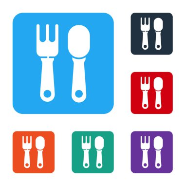 Beyaz arka planda beyaz çatal ve kaşık ikonu izole edildi. Mutfak aletleri. Çatal bıçak seti. Renkli kare düğmelerle simgeleri ayarla. Vektör İllüstrasyonu.