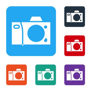 Beyaz fotoğraf makinesi simgesi beyaz arkaplanda izole edildi. Fotoğraf makinesi simgesi. Renkli kare düğmelerle simgeleri ayarla. Vektör İllüstrasyonu.