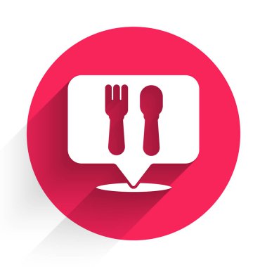 Beyaz Kafe ve restoran konumu ikonu uzun gölgeli izole edilmiş. Noktanın içinde çatal ve kaşık yeme işareti var. Kırmızı daire düğmesi. Vektör İllüstrasyonu..