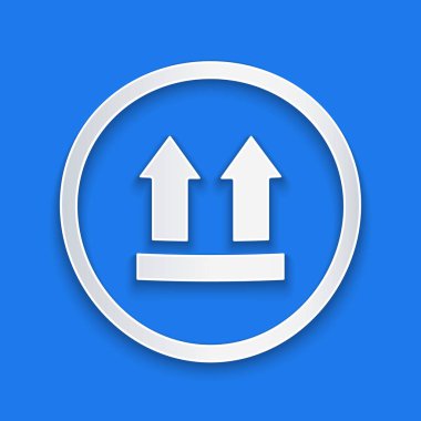 Kağıt kesiği Bu taraf mavi arkaplanda izole edilmiş bir simge. Paketin üst tarafını gösteren iki ok. Kargo halledildi. Kağıt sanatı tarzı. Vektör İllüstrasyonu.