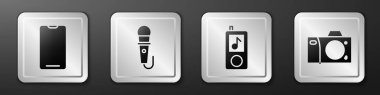 Akıllı telefon, cep telefonu, mikrofon, müzik çalar ve fotoğraf makinesi simgesi ayarla. Gümüş kare düğme. Vektör