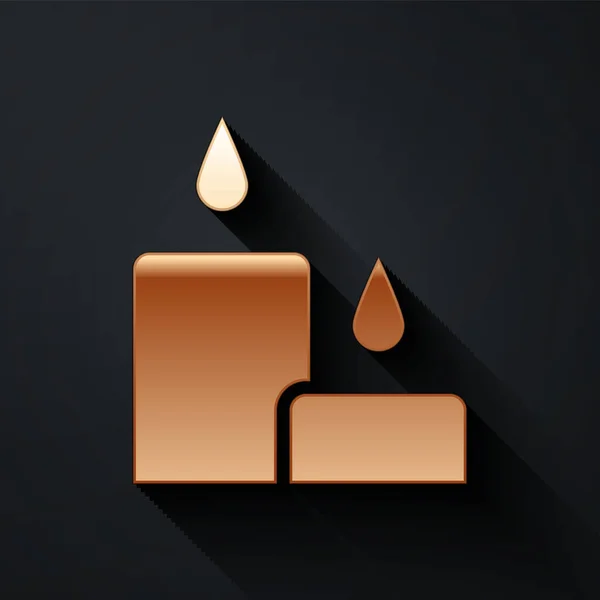 Icono de vela Gold Burning aislado sobre fondo negro. Vara cilíndrica con llama ardiente. Estilo de sombra larga. Ilustración vectorial — Archivo Imágenes Vectoriales