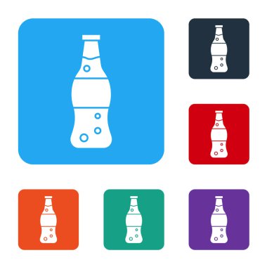 Beyaz arka planda izole edilmiş beyaz bir şişe su ikonu. Soda su içme tabelası. Renkli kare düğmelerle simgeleri ayarla. Vektör İllüstrasyonu.