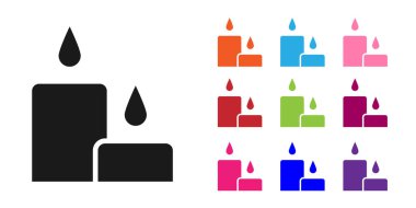 Beyaz arkaplanda siyah yanan mum simgesi izole edildi. Silindirik mum çubuğu ve yanan ateş. Simgeleri renklendirin. Vektör İllüstrasyonu.