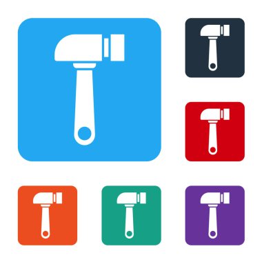 Beyaz çekiç simgesi beyaz arkaplanda izole edildi. Tamir için bir araç. Renkli kare düğmelerle simgeleri ayarla. Vektör İllüstrasyonu.