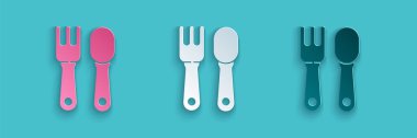 Kağıt kesiği, çatal ve kaşık simgesi mavi arka planda izole edilmiş. Mutfak aletleri. Çatal bıçak seti. Kağıt sanatı tarzı. Vektör İllüstrasyonu.
