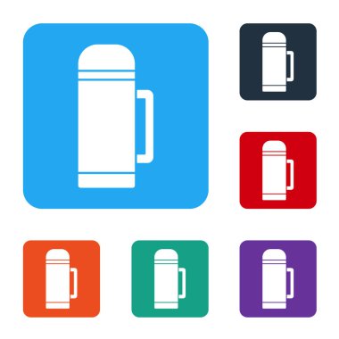 Beyaz arkaplanda beyaz termos konteynır simgesi izole edildi. Termo matara ikonu. Kamp ve yürüyüş ekipmanları. Renkli kare düğmelerle simgeleri ayarla. Vektör İllüstrasyonu.