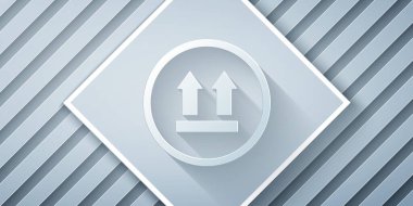 Kağıt kesiği Bu taraf gri arkaplanda izole edilmiş simge. Paketin üst tarafını gösteren iki ok. Kargo halledildi. Kağıt sanatı tarzı. Vektör İllüstrasyonu.