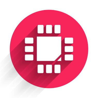 Mikro devre işlemci simgesi olan beyaz bilgisayar işlemcisi uzun gölgeli izole edilmiş. Devre kartlı çip ya da işlemci. Mikro işlemci. Kırmızı daire düğmesi. Vektör İllüstrasyonu.