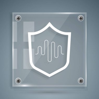 Beyaz Kalkan ses tanıma simgesi gri arkaplanda izole edildi. Kimlik tanıma için ses biyometrik kimlik doğrulaması. Kare cam paneller. Vektör.