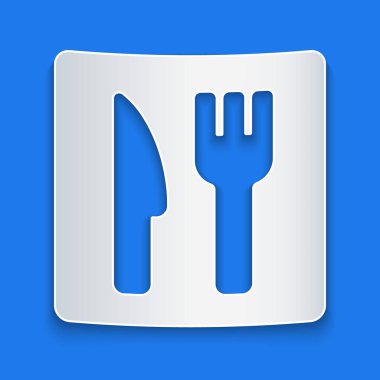 Kağıt kesikli kafe ve restoran konumu ikonu mavi arka planda izole edildi. Noktanın içinde çatal ve kaşık yeme işareti var. Kağıt sanatı tarzı. Vektör..