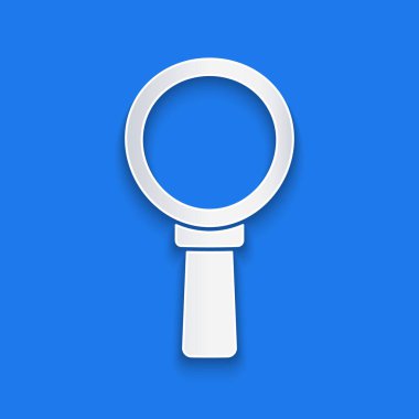 Kağıt kesiği büyüteç simgesi mavi arkaplanda izole edilmiş. Arama, odaklanma, yakınlaştırma, iş sembolü. Kağıt sanatı tarzı. Vektör.