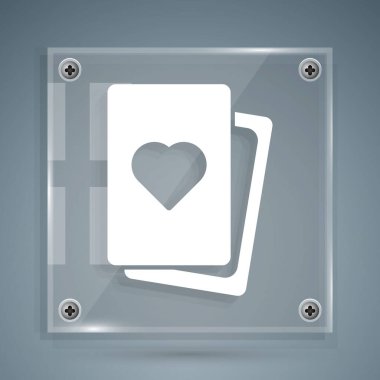 Gri arkaplanda, iskambil kâğıdından oluşan beyaz deste simgesi izole edildi. Kumarhane kumarı. Kare cam paneller. Vektör.