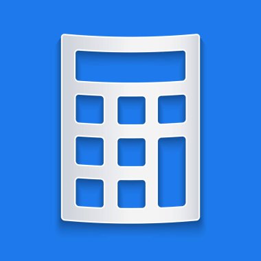 Kağıt kesiği Hesap Makinesi simgesi mavi arkaplanda izole edildi. Muhasebe sembolü. İş hesaplamaları matematik eğitimi ve finans. Kağıt sanatı tarzı. Vektör.