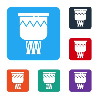 Beyaz Davul simgesi beyaz arkaplanda izole edildi. Müzik işareti. Müzik aleti sembolü. Renkli kare düğmelerle simgeleri ayarla. Vektör.