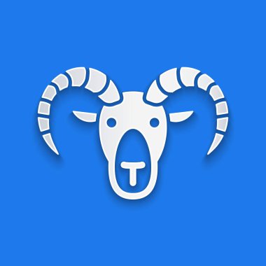 Kağıt kesiği Keçi kafası veya koç simgesi mavi arka planda izole edilmiş. Dağ koyunu. Hayvan sembolü. Kağıt sanatı tarzı. Vektör.