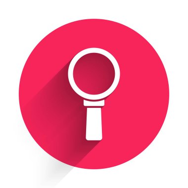 Uzun gölgeli beyaz büyüteç simgesi. Arama, odaklanma, yakınlaştırma, iş sembolü. Kırmızı daire düğmesi. Vektör.