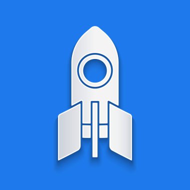 Kağıt kesiği Roket gemi simgesi mavi arka planda izole edildi. Uzay yolculuğu. Kağıt sanatı tarzı. Vektör.