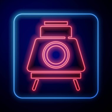 Parlayan neon renkli Mars gezgini ikonu mavi arka planda izole edildi. Uzay aracı. Ay yürüyüşü işareti. Gezegen yüzeyini incelemek için bir cihaz. Vektör.