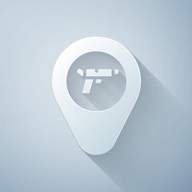 Gri zemin üzerinde silah simgesi olan kağıt kesiği konumu. Kağıt sanatı tarzı. Vektör.