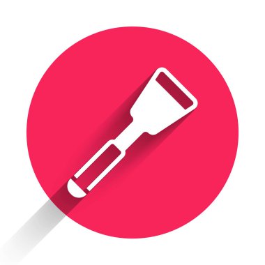 Beyaz Spatula ikonu uzun gölgeli izole edilmiş. Mutfak spatula ikonu. Barbekü spatula işareti. Barbekü ve ızgara aleti. Kırmızı daire düğmesi. Vektör.