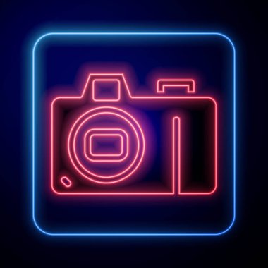 Parlayan neon fotoğraf makinesi ikonu mavi arkaplanda izole edildi. Fotoğraf makinesi simgesi. Vektör.