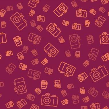 Kahverengi çizgi foto kamera ikonu kırmızı arkaplanda kusursuz desen izole etti. Fotoğraf makinesi simgesi. Vektör.