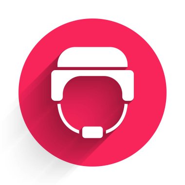 Uzun gölgeli beyaz askeri miğfer ikonu. Ordu şapkasının savunma ve koruma sembolü. Koruyucu şapka. Kırmızı daire düğmesi. Vektör.