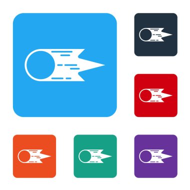 Beyaz Kuyrukluyıldız beyaz arka planda izole edilmiş bir şekilde hızla düşüyor. Renkli kare düğmelerle simgeleri ayarla. Vektör.