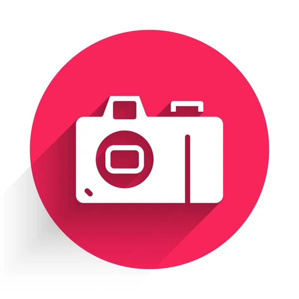 長い影で隔離されたホワイトフォトカメラアイコン カメラのアイコン 赤い丸ボタン ベクトル — ストックベクタ