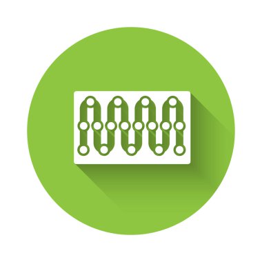 Beyaz Tahta oyun simgesi uzun gölgeyle izole edildi. Yeşil daire düğmesi. Vektör.