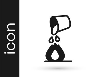 Beyaz arka planda izole edilmiş bir ateş ikonunu söndüren siyah su kovası. Vektör.