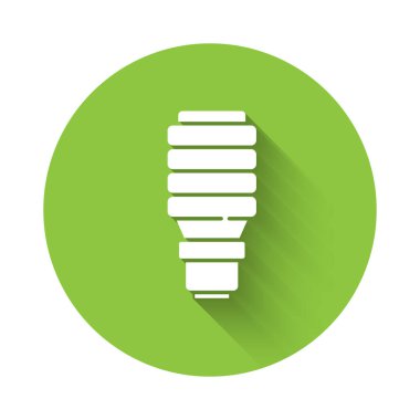 Beyaz LED ampul ikonu uzun gölgeli izole edilmiş. Ekonomik LED ışıklı ampul. Enerji lambasını sakla. Yeşil daire düğmesi. Vektör.