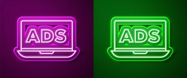 Parlayan neon hattı reklam simgesi mor ve yeşil arkaplanda izole edildi. Pazarlama ve tanıtım süreci kavramı. İlgili reklamlar. Sosyal medya reklamcılığı. Vektör.