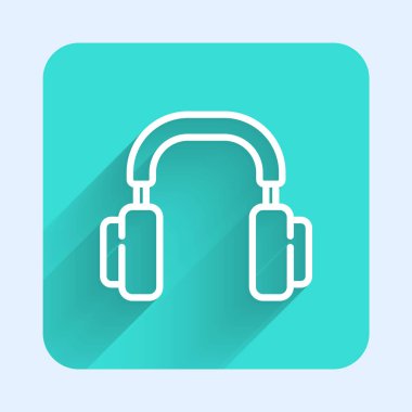 Beyaz çizgi kulaklık simgesi uzun gölgeli izole edilmiş. Kulaklıklar. Müzik, hizmet, iletişim ve operatör konsepti. Yeşil kare düğmesi. Vektör.