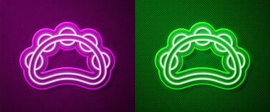 Parlak neon çizgisi, müzikal enstrüman perküsyon tef, metal plaka ikonu mor ve yeşil arka planda izole edilmiş. Vektör.