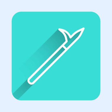 Uzun gölgeli, ahşap saplı beyaz çizgili metal mızrak direği. Mızrak, kazma, kanca elle söndürme aleti ve itfaiyeci için alet. Yeşil kare düğmesi. Vektör.