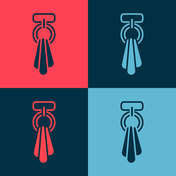 Поп-арт Полотенце на иконке вешалки изолированы на цветном фоне. Значок полотенца в ванной. Вектор.