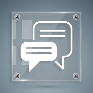 Gri arkaplanda beyaz konuşma balonu sohbet simgesi izole edildi. İleti simgesi. İletişim ya da yorum sohbet sembolü. Kare cam paneller. Vektör.