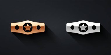 Altın ve gümüş boks kemeri simgesi siyah arkaplanda izole edilmiş. Kemer boks şampiyonası dövüş ödülünü kazandı. Uzun gölge tarzı. Vektör.