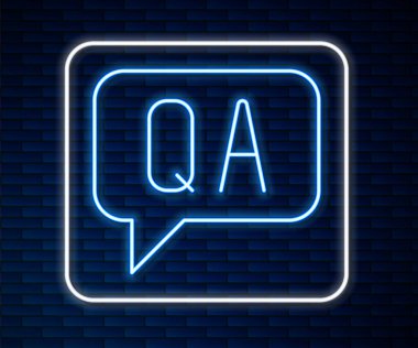 Parlak neon hattı konuşma baloncukları ile Soru ve Yanıt simgesi tuğla duvar arka planında izole. Q ve A sembolü. SSS işareti. Konuşma balonu ve çizelgesi. Vektör.